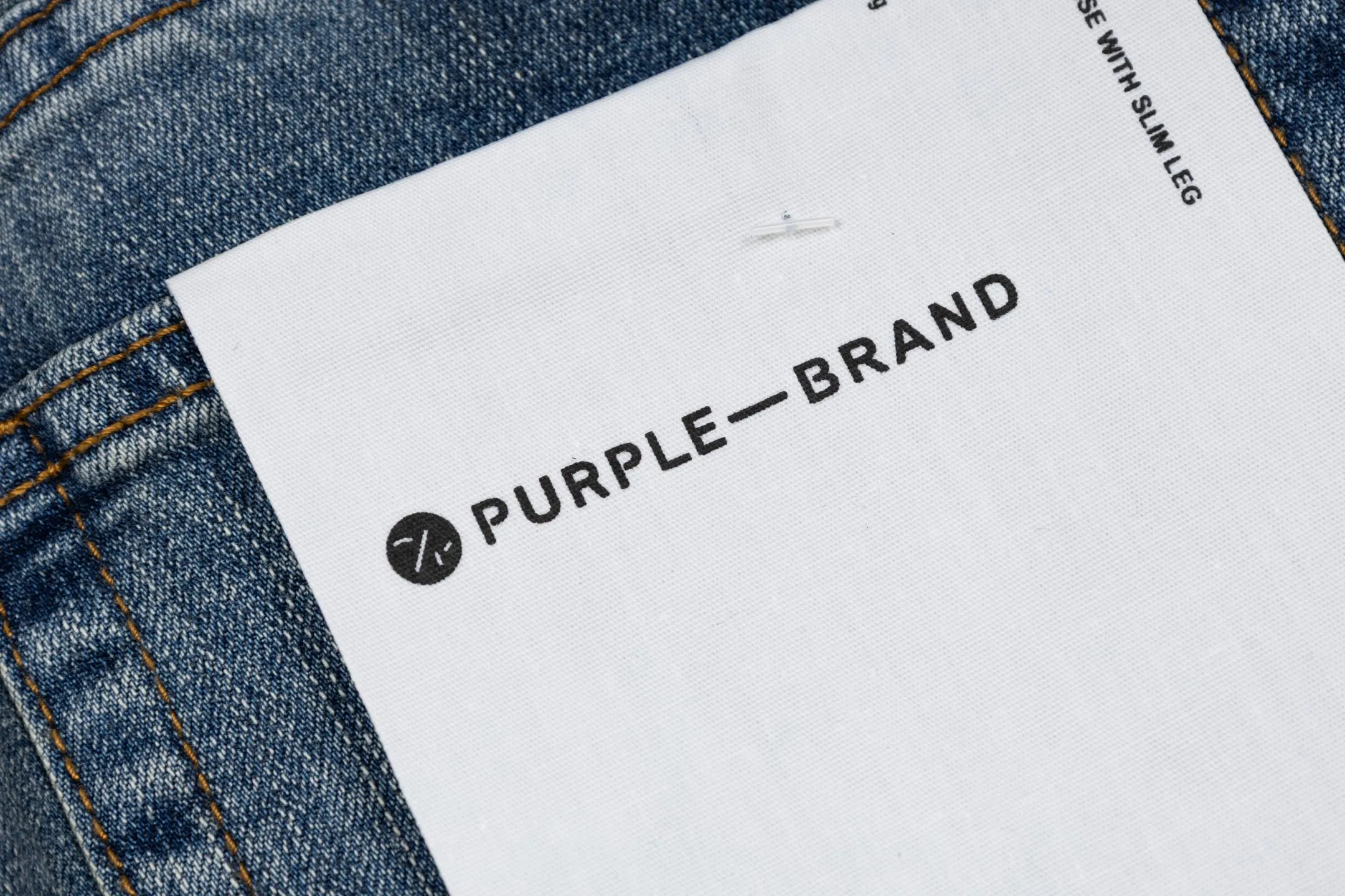 135 PURPLE BRAND 26New Arrival ripped jeans with top quality wash. Really restore the ultimate Vintage texture. Three-dimensional version. Loose and comfortable, not picky about the figure. Makes taller and slimmer. Factory Seiko. Original factory quality control. Same style for men and women. Can be paired with couples. Versatile recommendation. Must-have jeans for all seasons. Hipsters have been disappointed. From the quality selection of fabrics, the tailoring of details, and the matching of patterns, they are all impeccable! The upper body is so handsome when worn...it can be easily worn by men, women and children! The craftsmanship is made of heavy-duty washed pure cotton denim fabric. After washing, it is soft and thick. It is very stylish when worn on the body. Color: Blue Style number: # Size: 28 30 32 34 36